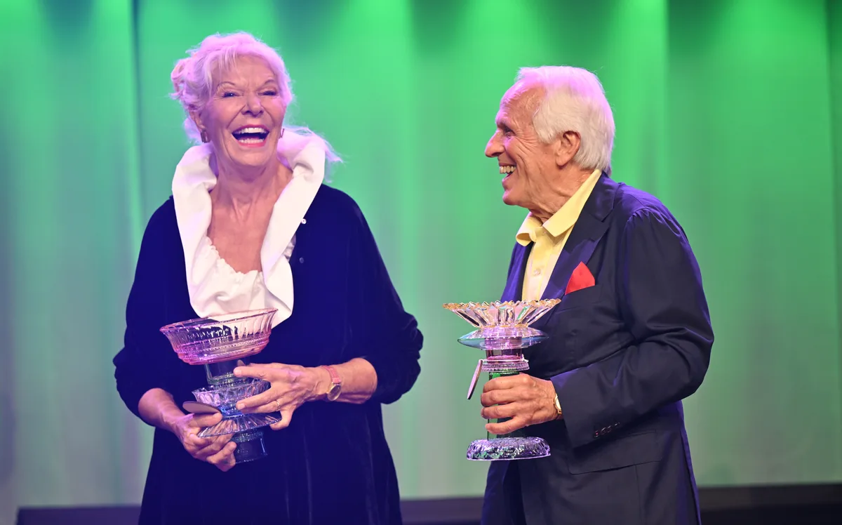 Walter Andreas Müller und Birgit Steinegger wurden am Swiss Diversity Award im Kursaal in Bern ausgezeichnet. (Archivfoto) Walter Andreas Müller und Birgit Steinegger mit Preisen in den Händen.